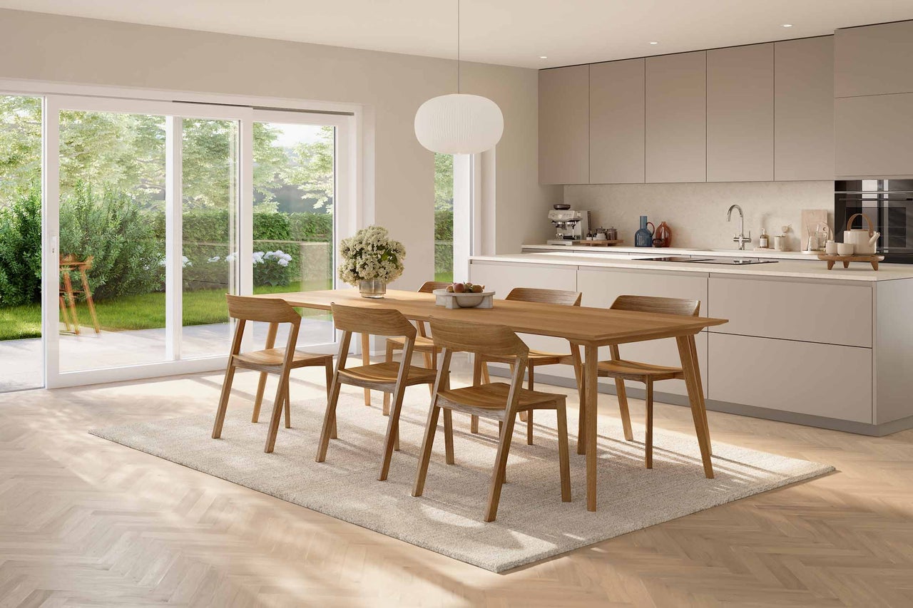 Ljus matplats med matbord, stolar, matta och pentry.