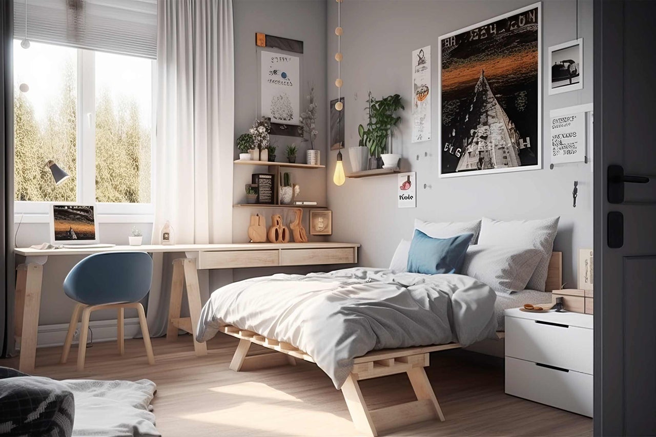 Ljust sovrum med säng, skrivbord och dekoration