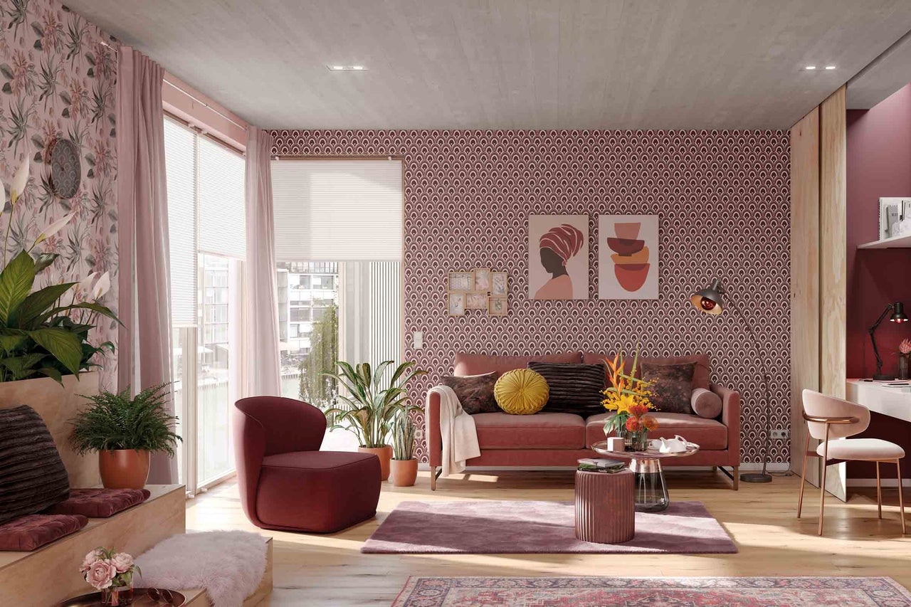 Vardagsrum med soffa, fåtölj, krukväxter och dekorativ väggdesign för en elegant atmosfär.