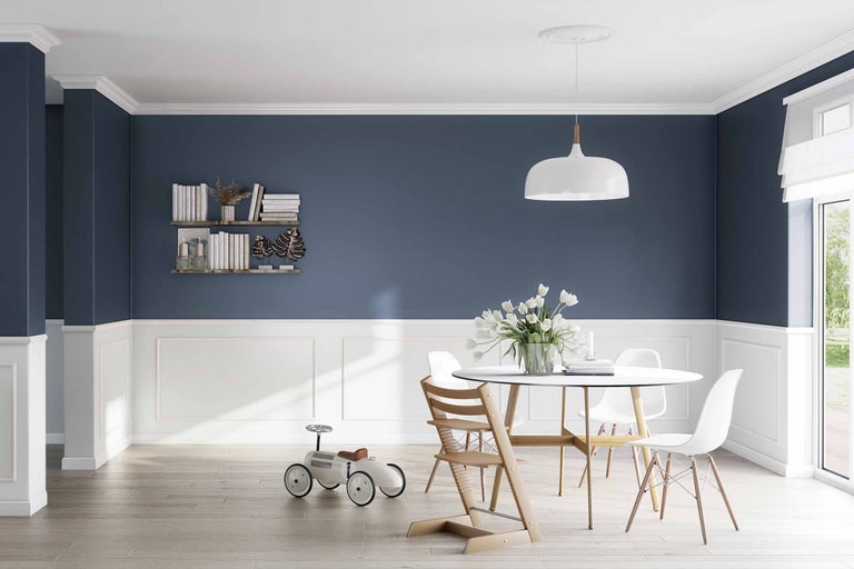 Ljus matplats med matbord, stolar, vägghylla och leksaksbil