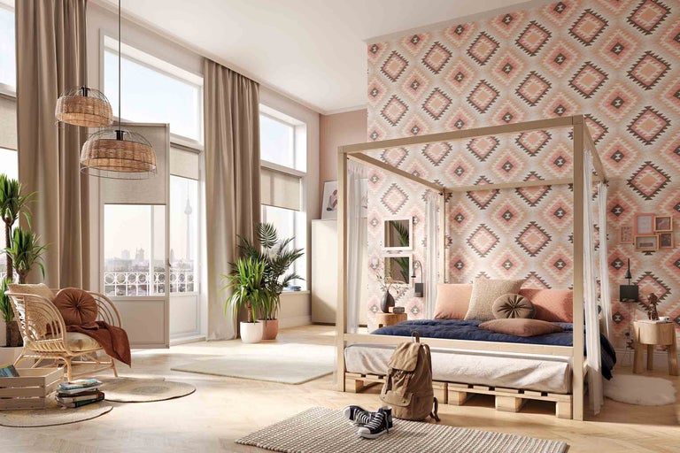 Ljust sovrum med himmelssäng, mönstrad tapet och rottingmöbler