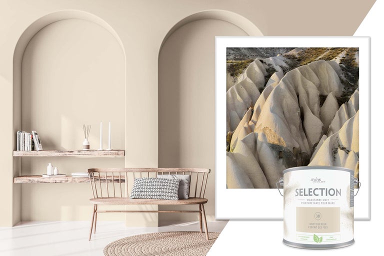 Vardagsrum med väggfärg, sittbänk, hyllor och en burk StyleColor Selection