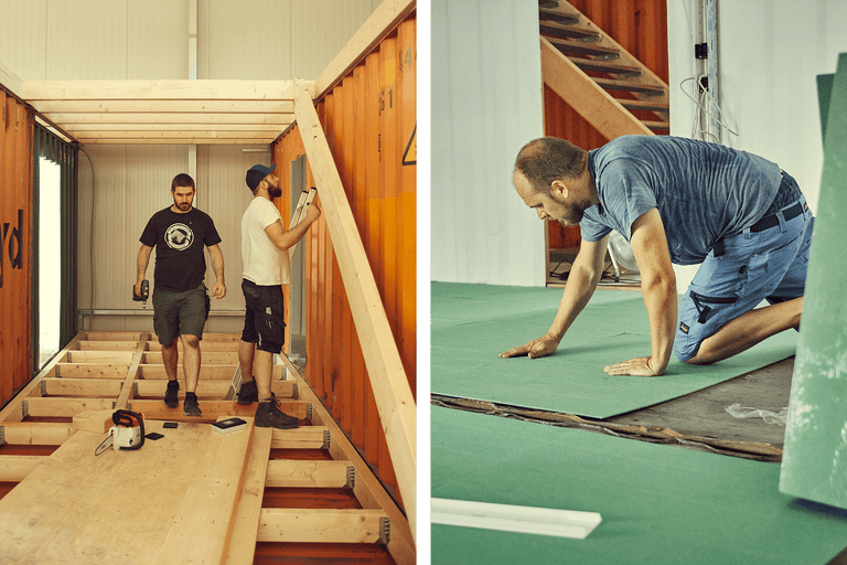 Två män bygger en container av trä och lägger gröna isoleringsskivor.