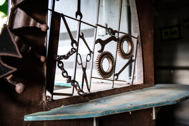 Dekorativt skyltfönster med kugghjul, skiftnycklar och kedja som dekoration