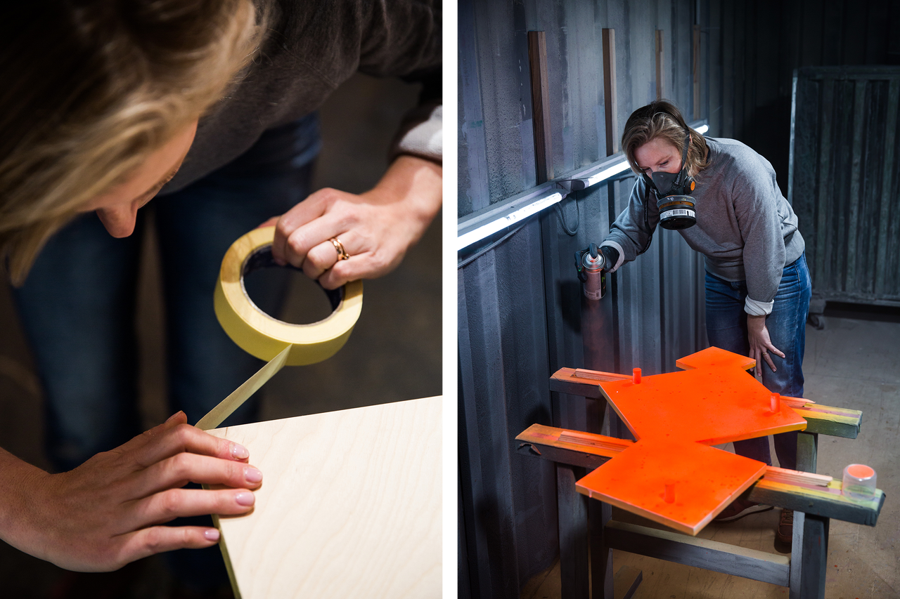 Kvinna tejpar träskiva med tejp och sprayar orange färg på trä