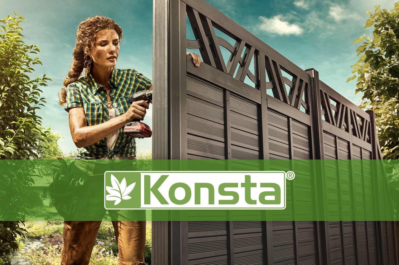 Kvinna monterar en Konsta insynsskydd med en sladdlös skruvdragare