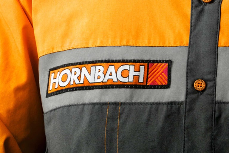 Närbild av en arbetsjacka med Hornbach-logotypen