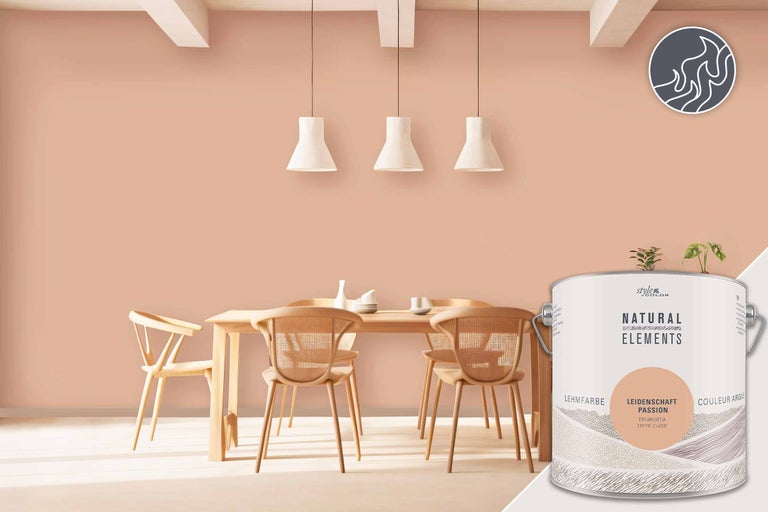 Ljust matrum med träbord, stolar och en hink Natural Elements väggfärg Leidenschaft Terrakotta