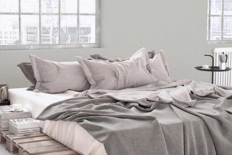 Sovrum med säng, kuddar och överkast