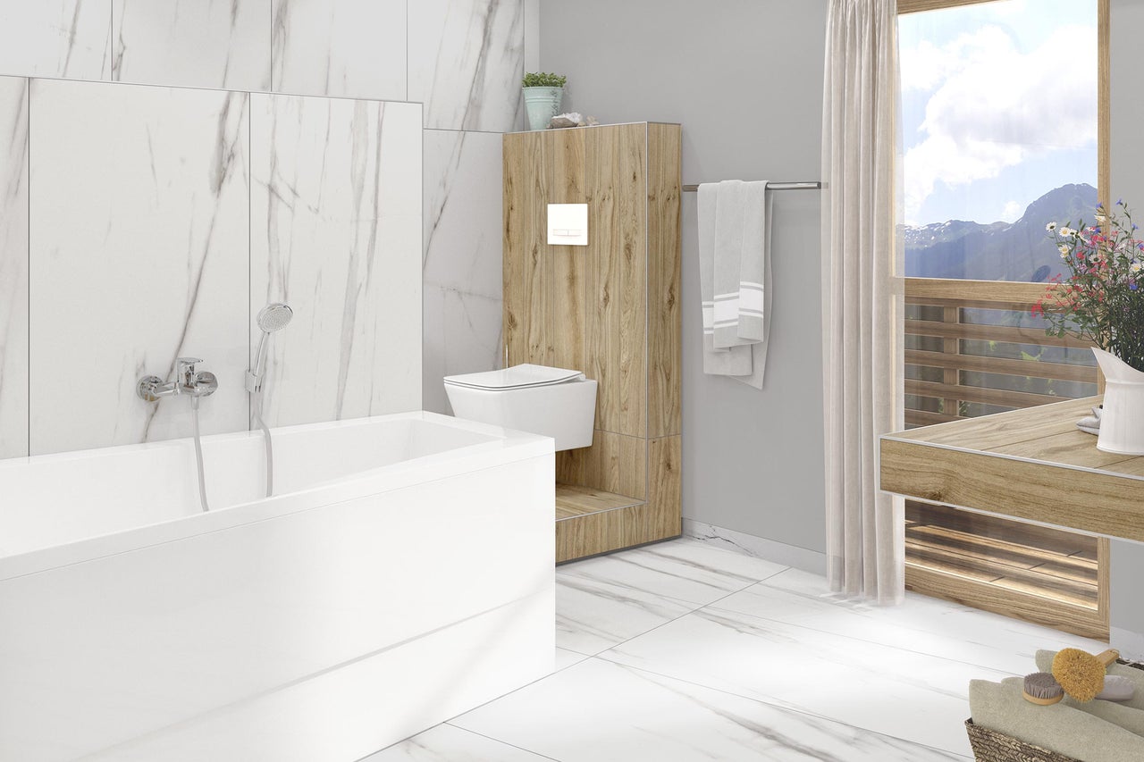 Badrum med badkar, toalett och tvättställ i ljus design