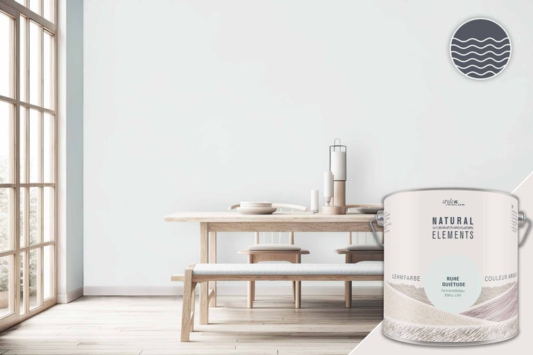 Ljust och vänligt rum med bord och stolar samt en hink lera färg