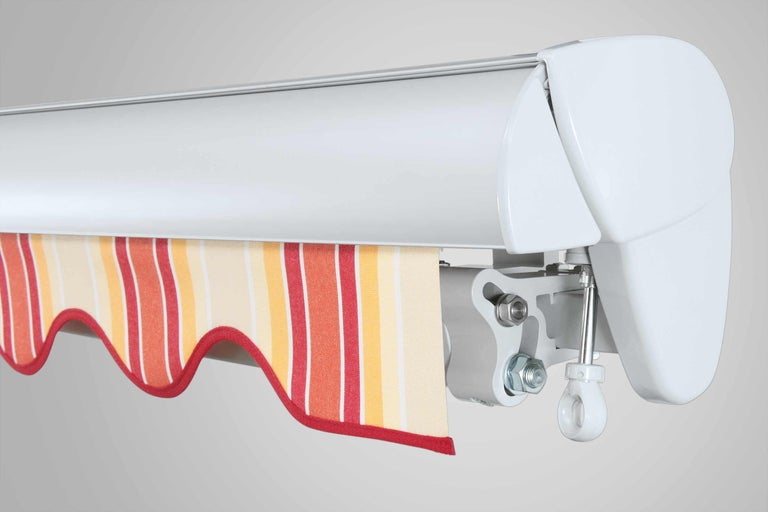 Markis med randigt tyg och mekanism