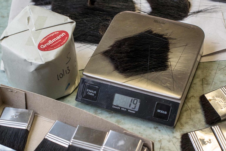 Borsthår på en våg, bredvid en förpackning och penslar