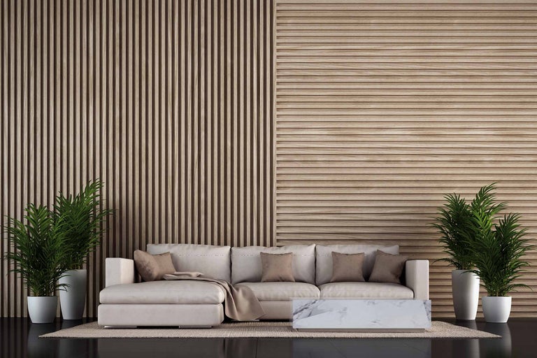 Vardagsrum med soffa, soffbord och träpanel