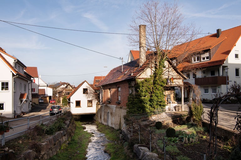 Landsbyvy med hus och bäck