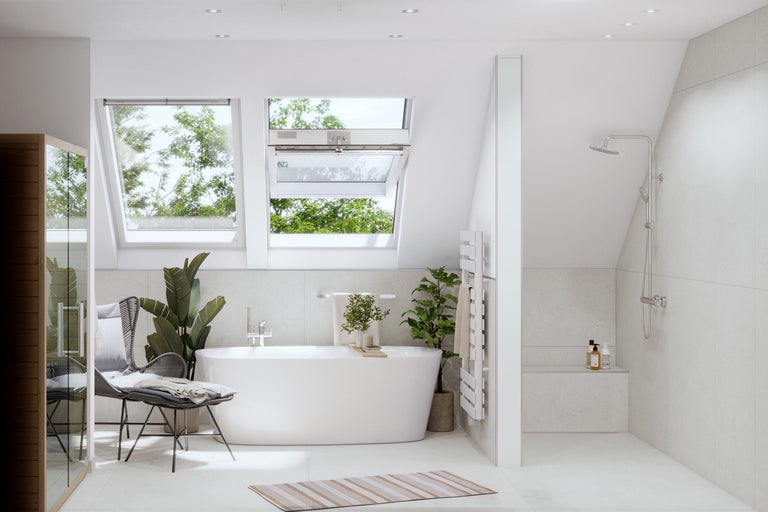 Ljust badrum med badkar, takfönster, dusch och sittmöbler