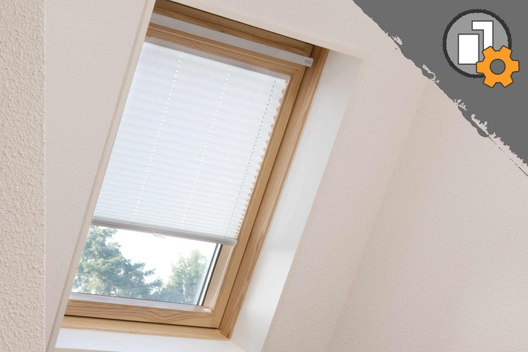 Takfönster med plisségardin för skuggning