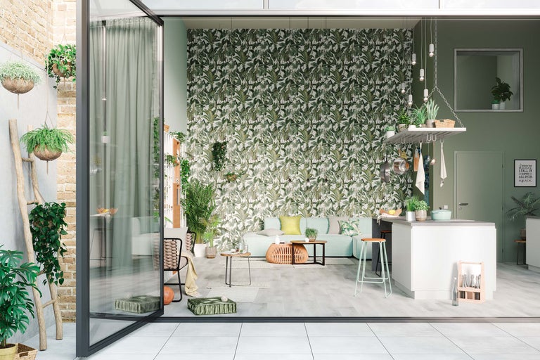 Ljust vardagsrum med botanisk tapet, sittmöbler och altandörr