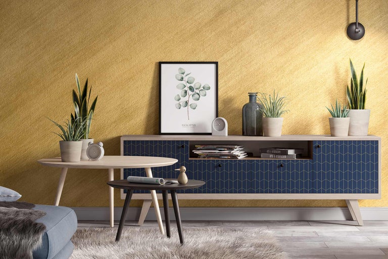 Vardagsrum med låg skänk, bord och dekoration