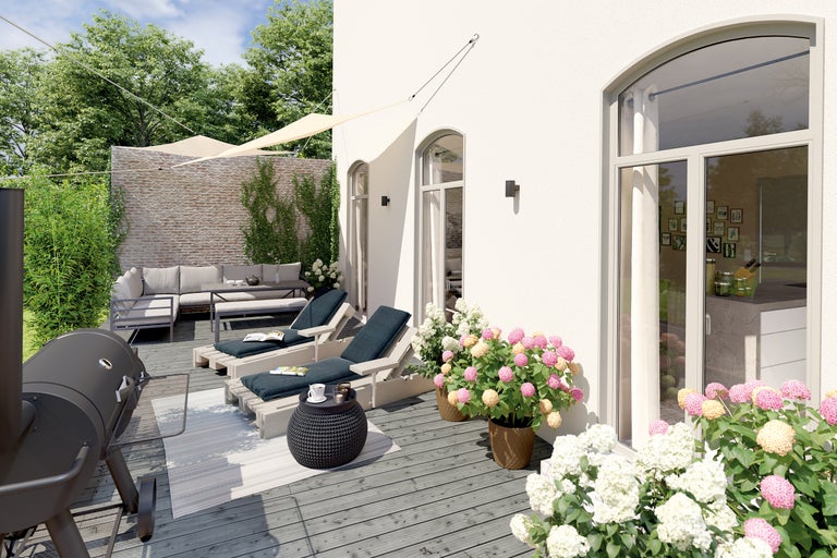 Terrass med grill, loungemöbler, solsegel och blommor