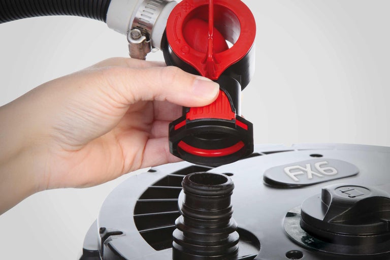 FX6 akvariefilteranslutning monteras av en hand