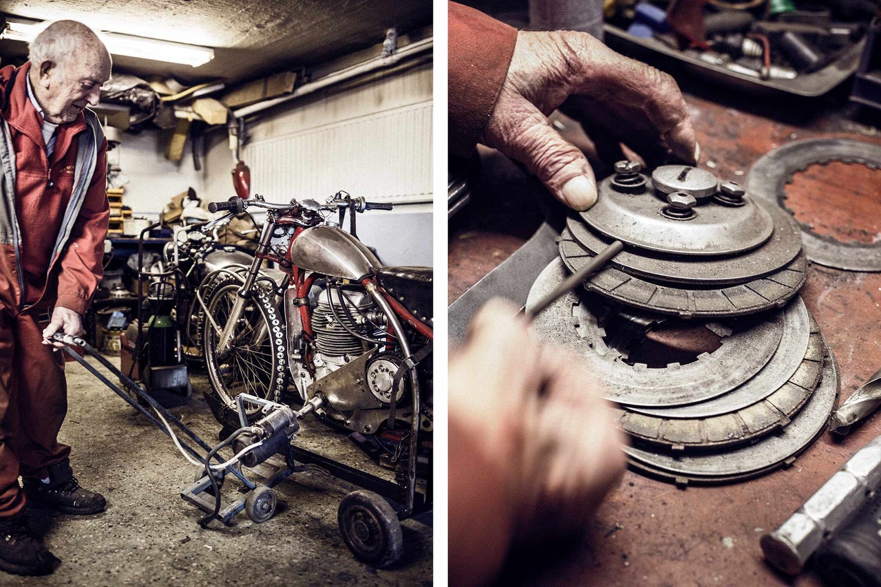 Verkstadsscen med veteranmotorcykel, mekaniker och verktyg