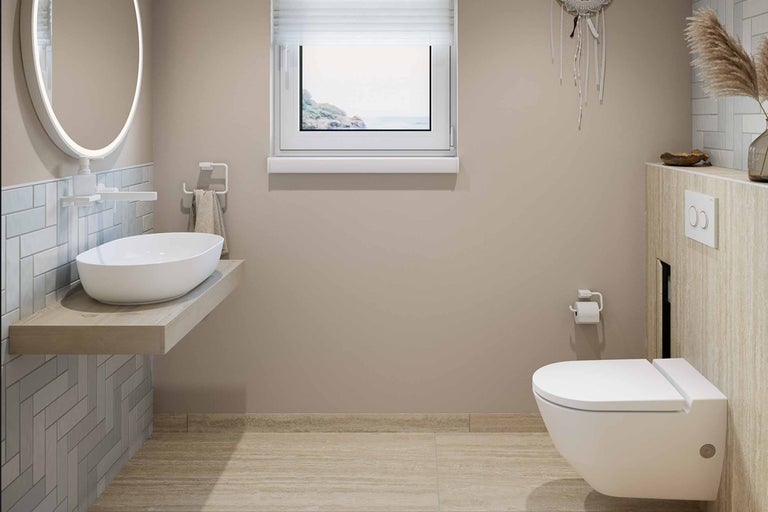 Badrum med tvättställ, spegel, toalett och fönster