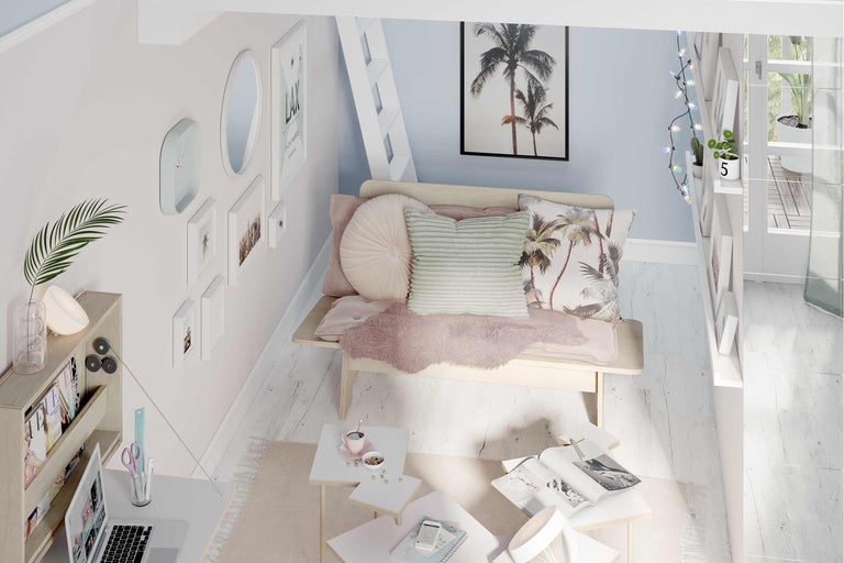 Ett ljust rum med en sittbänk, hyllor och ett skrivbord för en mysig och organiserad atmosfär.