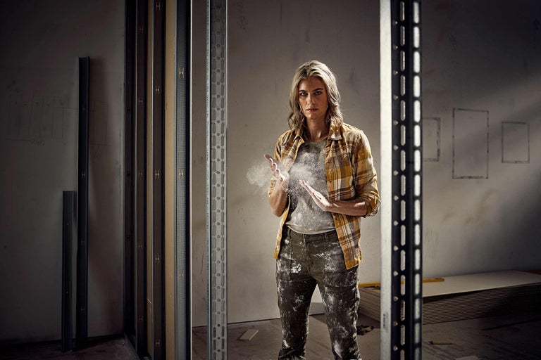 Kvinna som utför inredningsarbeten med metallprofiler och gipsskivor