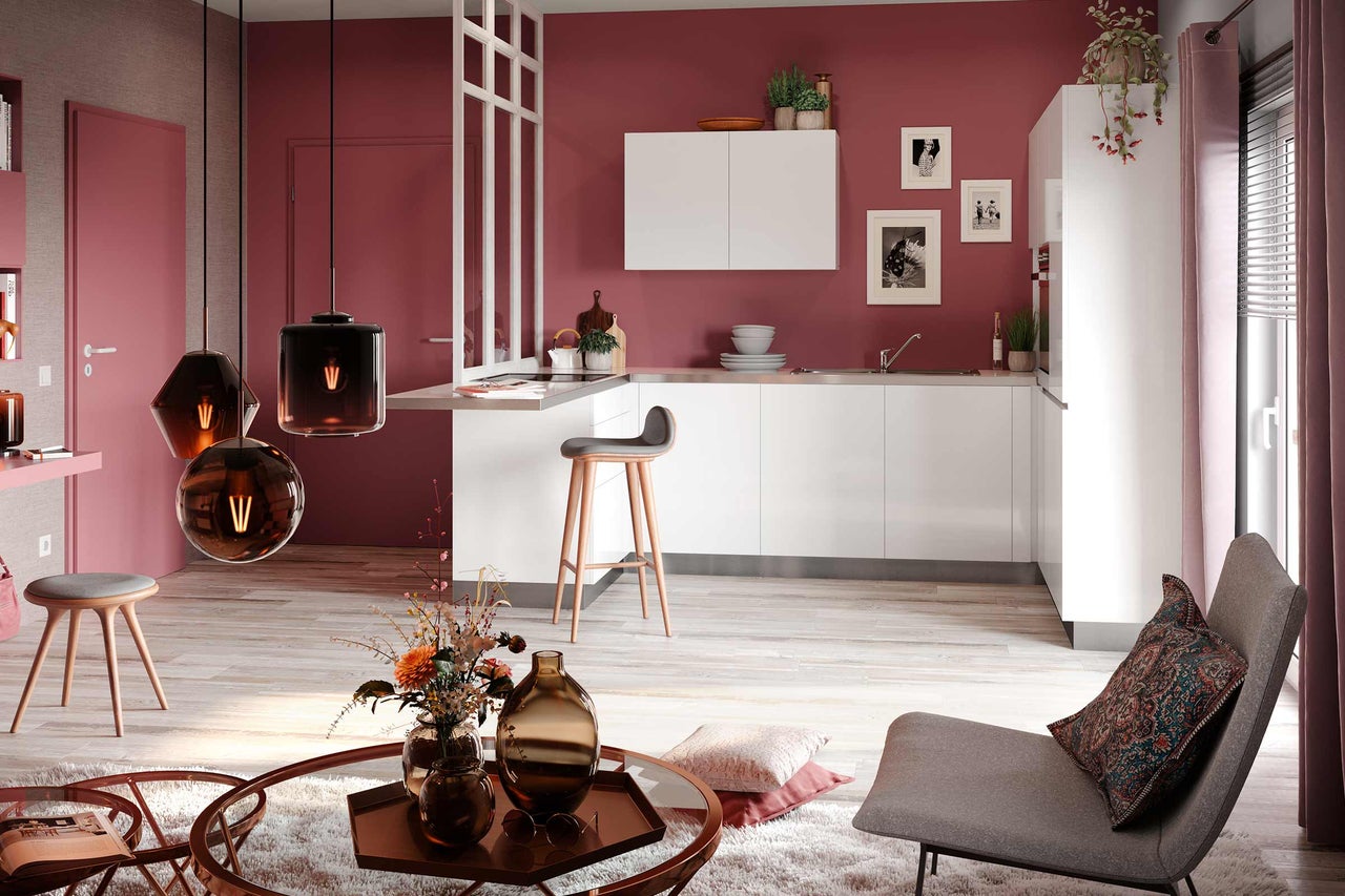 Vardagsrum med öppet kök, bar, barstol, soffbord och fåtöljer i modern design