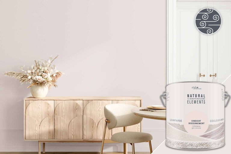 Ljust vardagsrum med skänk, bord, stol, dörr och färgburk