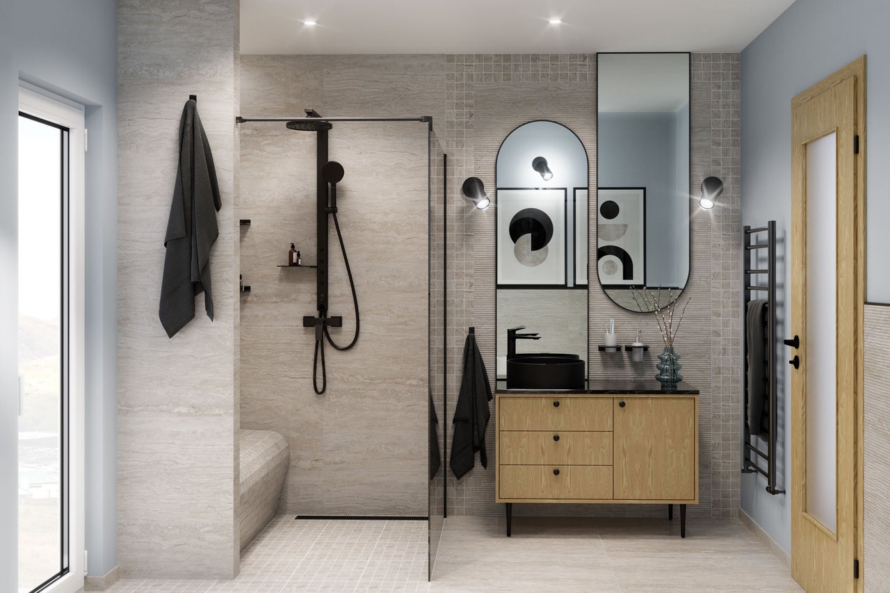 Ljust badrum med dusch, tvättställ och spegel