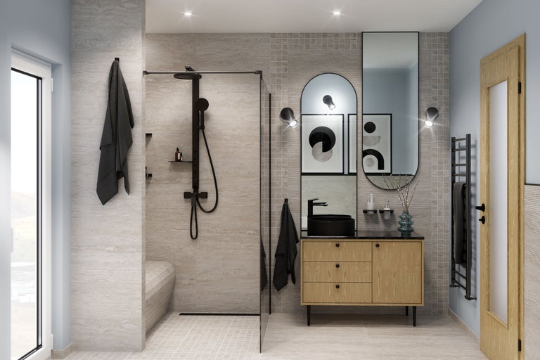 Ljust badrum med dusch, tvättställ och spegel