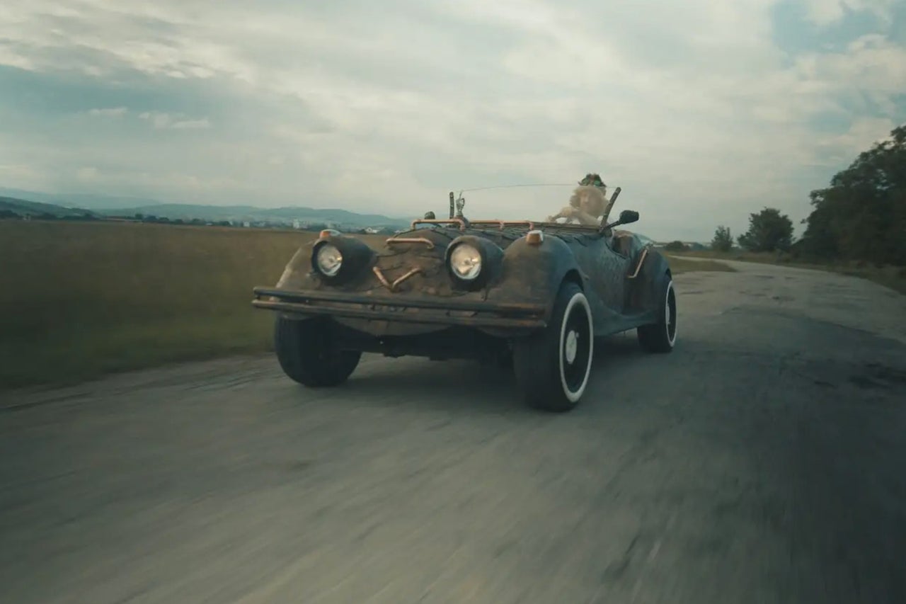 Klassisk cabriolet på vägen