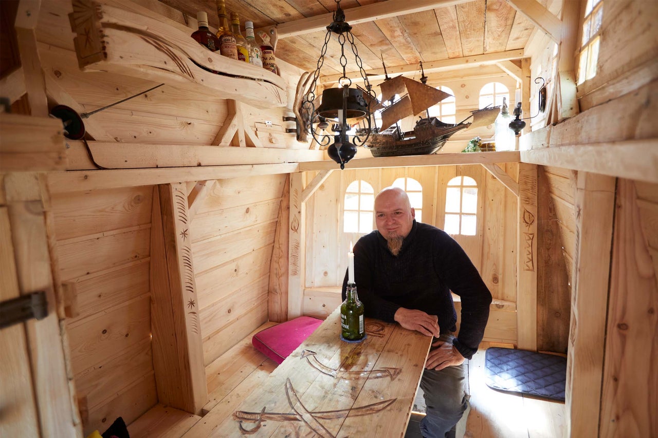 Lekhus i trä i maritim stil med man vid bordet