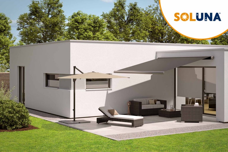 Terrass med markis, parasoll och trädgårdsmöbler framför ett hus. Soluna logotyp.