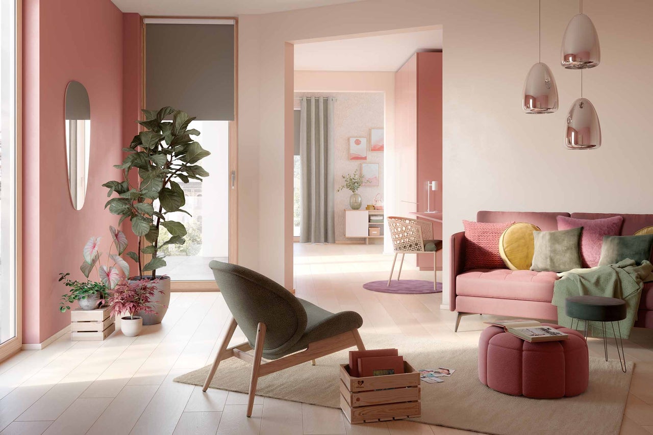 Vardagsrum med sittmöbler, krukväxter och dekorativa element i en ljus och organiserad design
