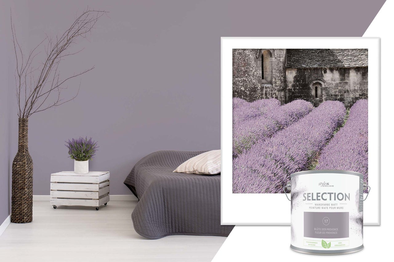 Vardagsrum med säng, dekoration och ett färgburksmotiv med Provence-blomma