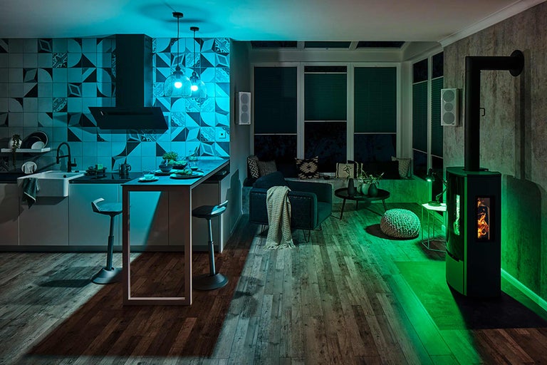 Vardagsrum med kök, spis och sittplatser