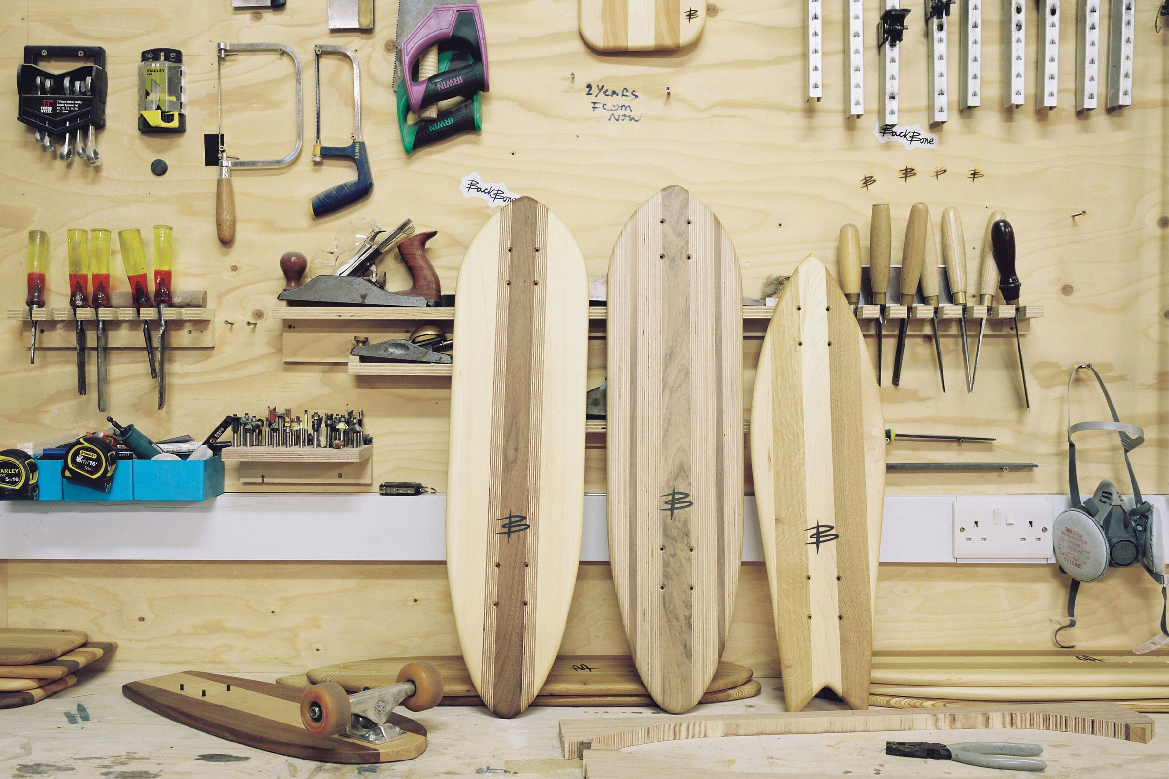 Verkstad med verktyg och träskateboards