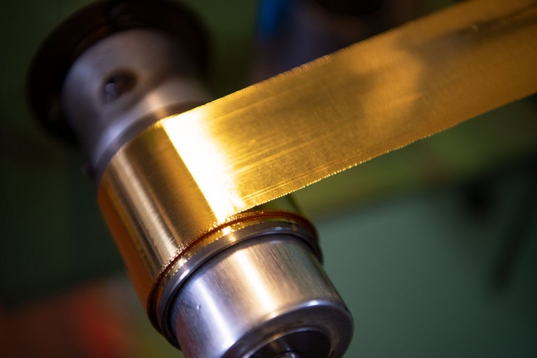 Närbild av en metallspole med tejp