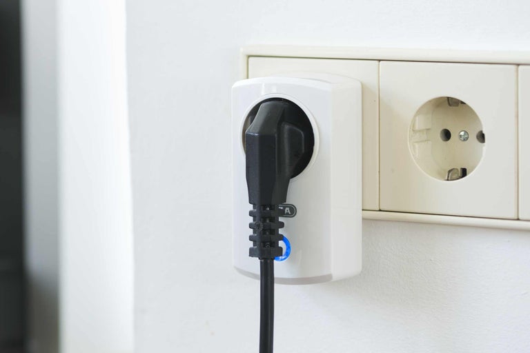 Nätkontakt med adapter i uttag