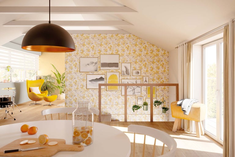 Ljust, modernt inrett vardagsrum med gul accentvägg, matbord, lampa och sittplatser.