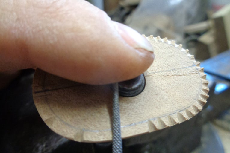 Närbild av en träbit som bearbetas med en fil, närbild av träbearbetning