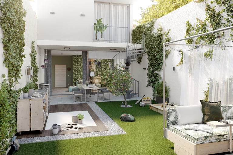 Gård med sittgrupp, gräsmatta, klätterväxter och spiraltrappa