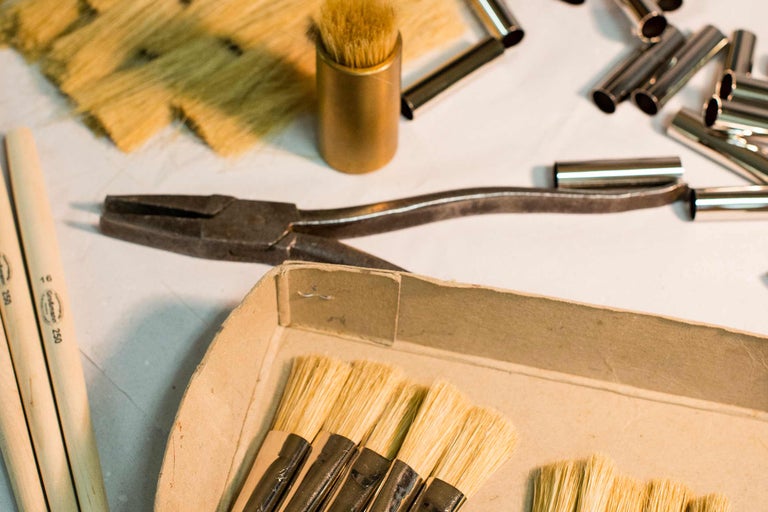 Målarpenslar, penseltvätt, tång och hylsor för penslar
