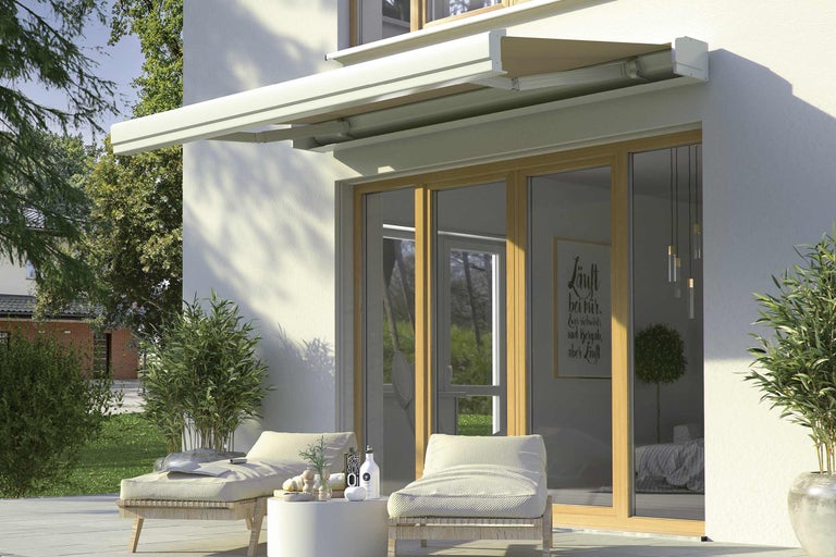 Terrass med markis, solstolar och bord