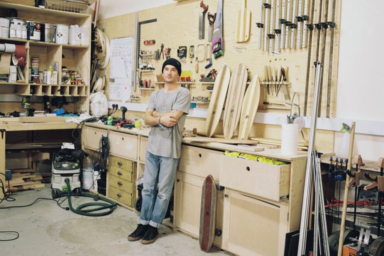 Verkstad med verktyg, trä och arbetsbänk