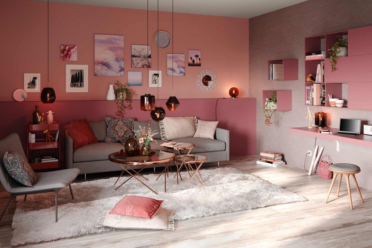 Vardagsrum med soffa, soffbord, matta och hyllor