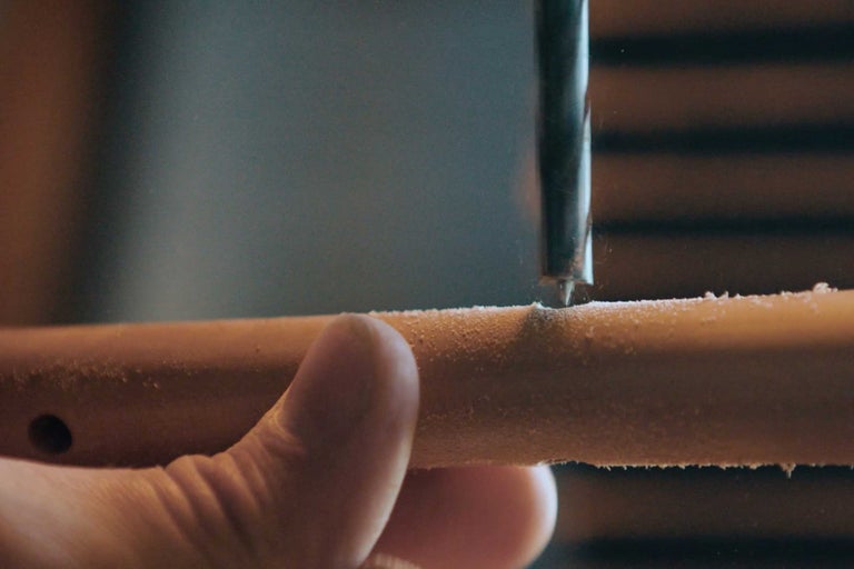 En borr borrar ett hål i en träbit.